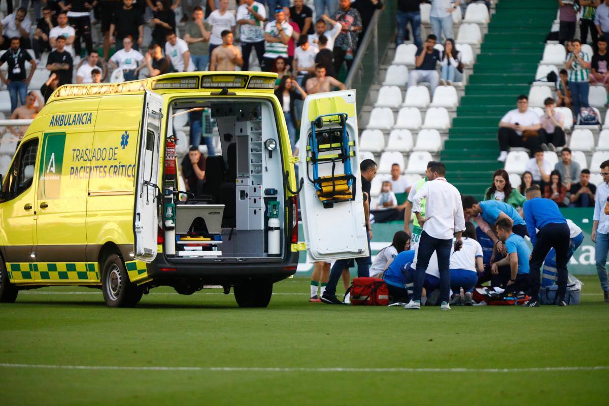 Video: el momento en que jugador sufre paro cardíaco en fútbol de España