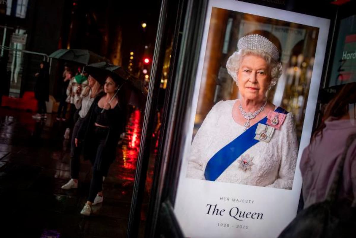 Un cartel en una parada de autobús conmemorativa de la Reina Isabel II. //EFE.