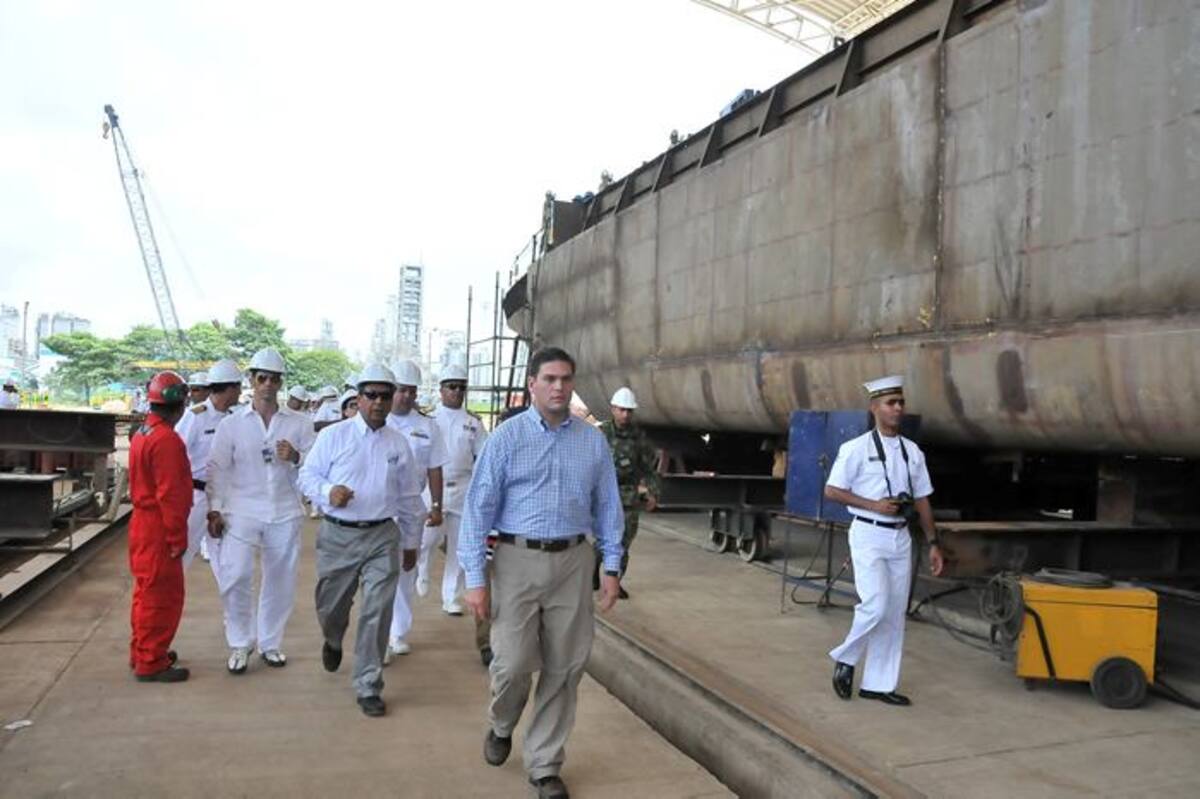 Juan Carlos Pinzón en el recorrido por Cotecmar junto a líderes de las marinas del mundo.
