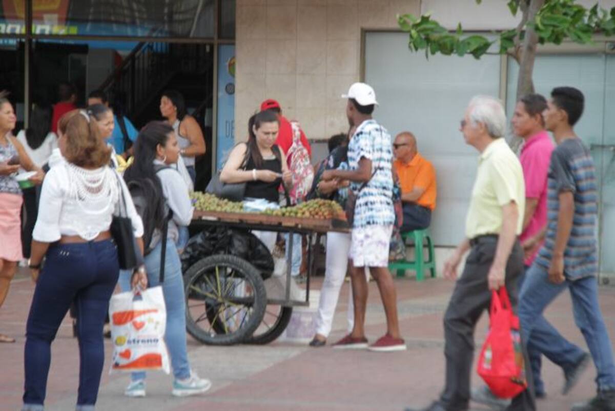 Las frutas siguen disponibles en plena avenida Venezuela. LUIS APARICIO