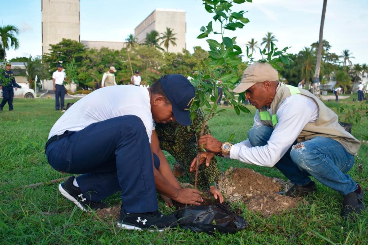 La jornada de arborización busca generar conciencia en los aprendices de la institución y comunidad general.