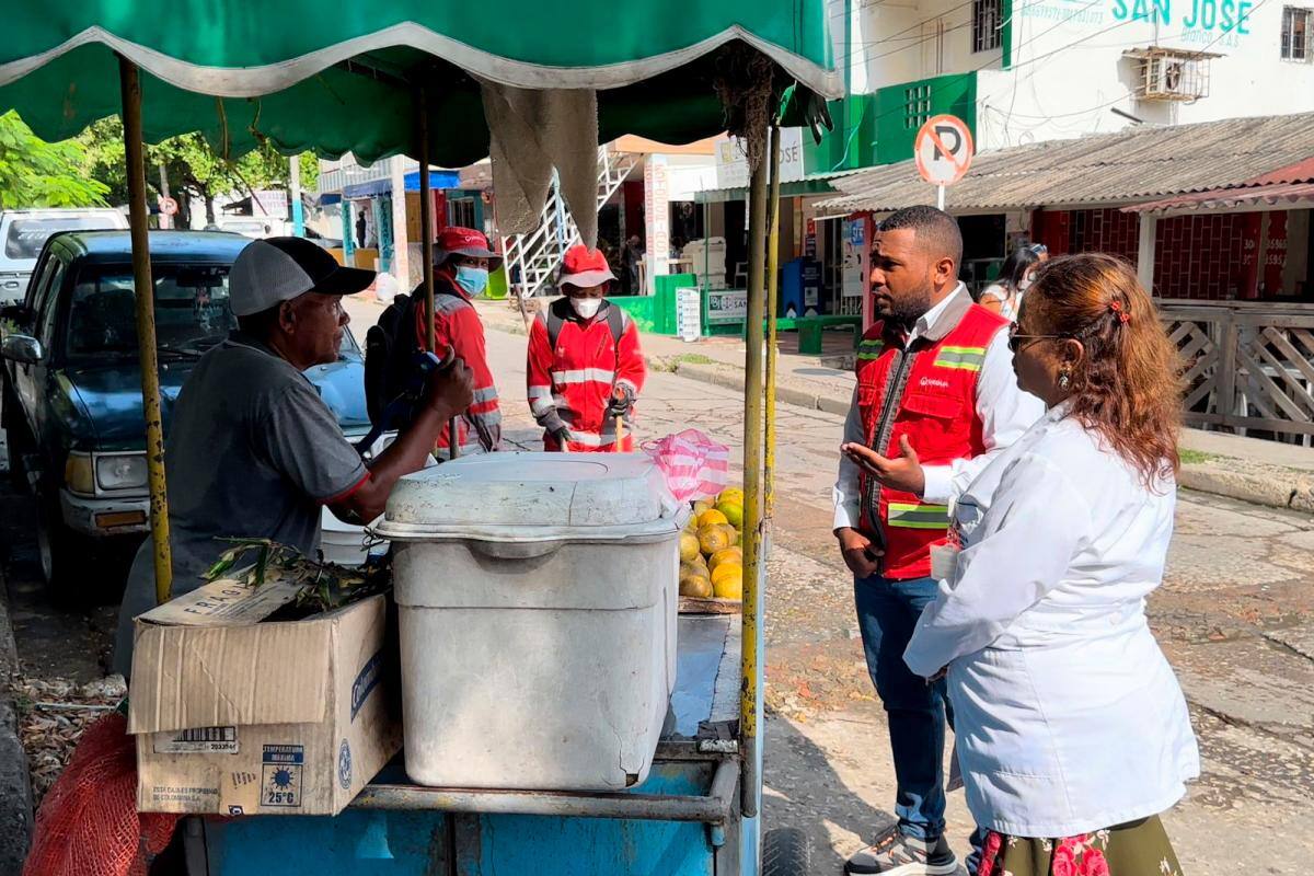 Vendedores de los alrededores del HUC, a mantener limpio y ordenado el entorno