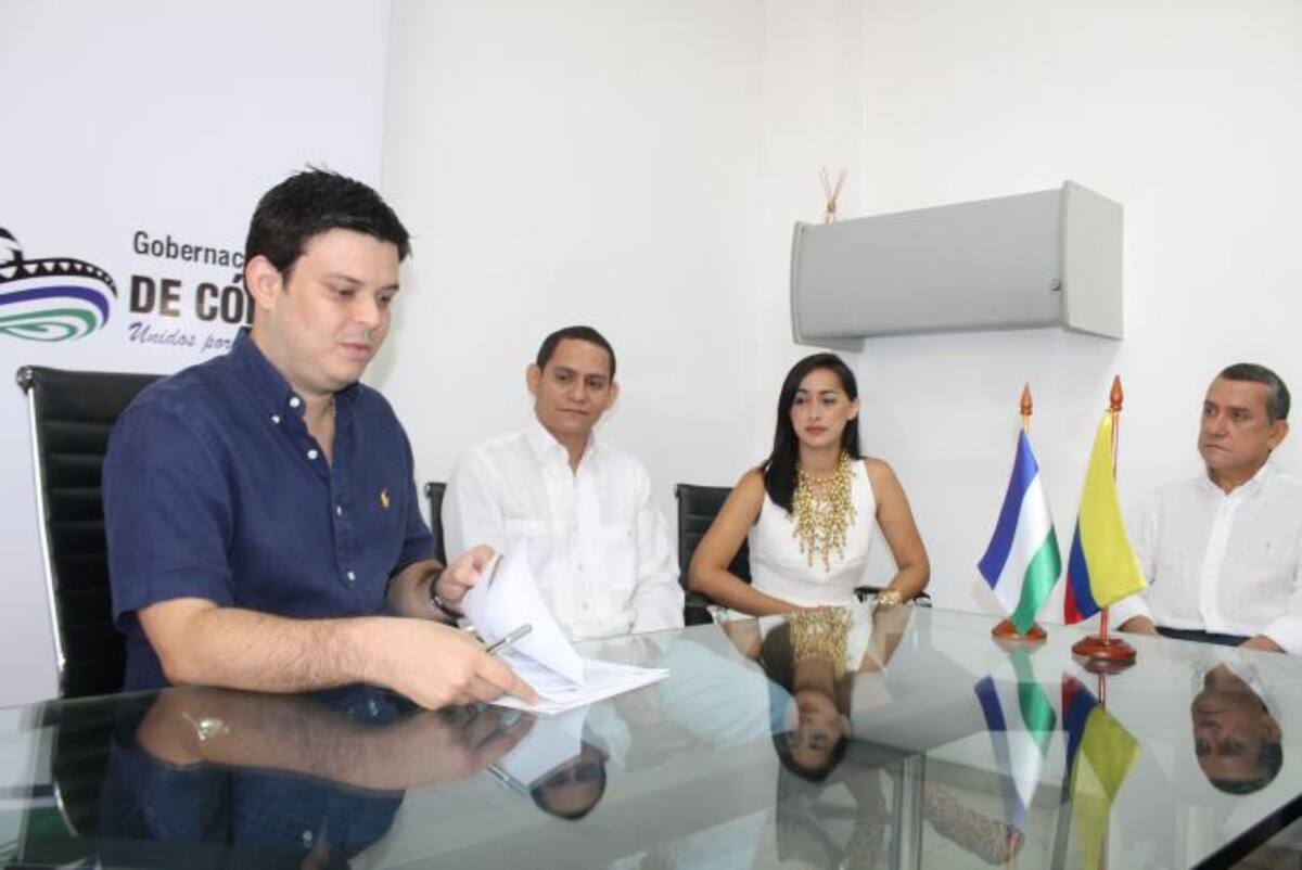 Posesión del nuevo magistrado Marco Tulio Borja ante el gobernador Alejandro Lyons.
