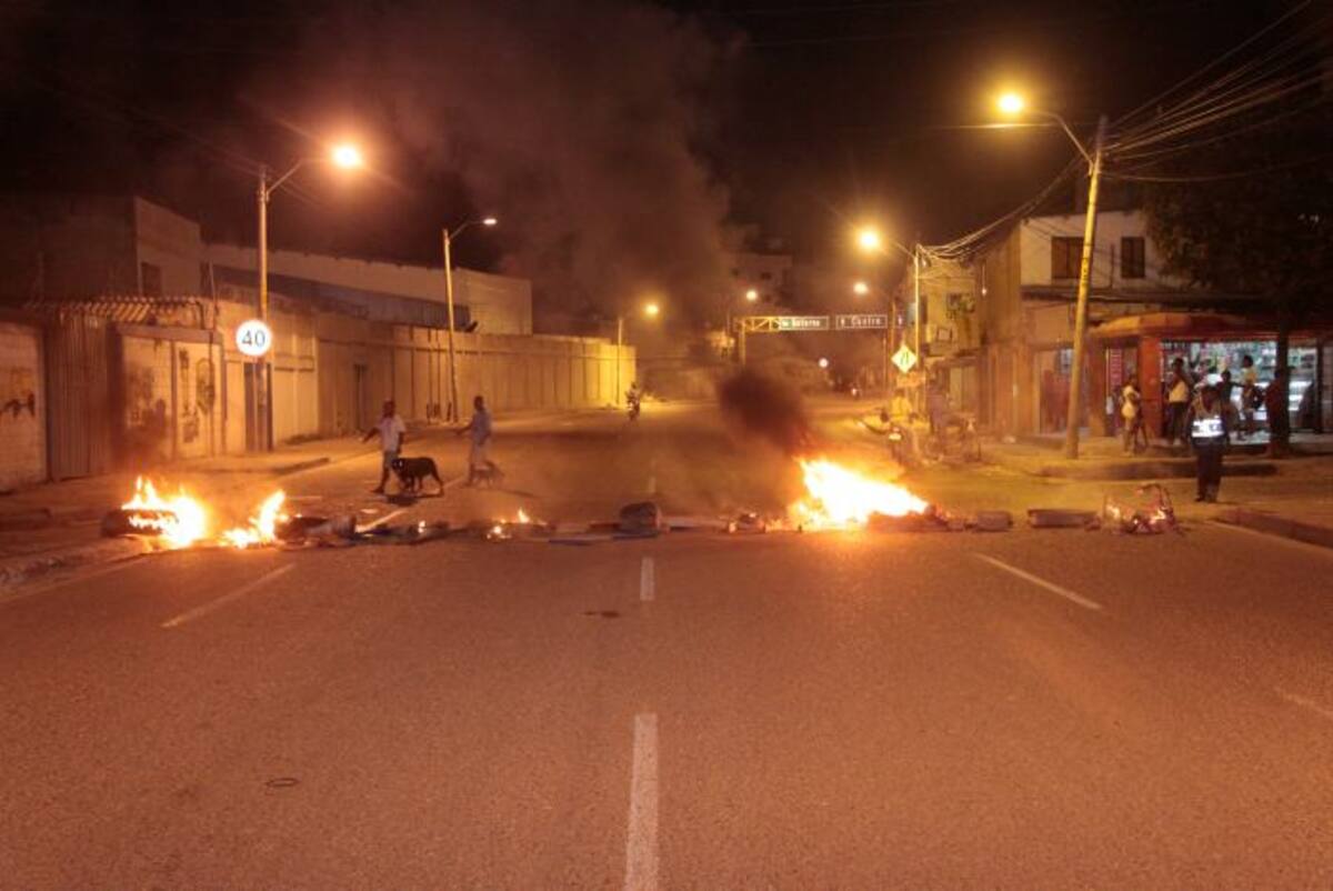 Habitantes de San Isidro iniciaron el bloqueo a las 10:00 p.m. del jueves. Nayib Gaviria Amador