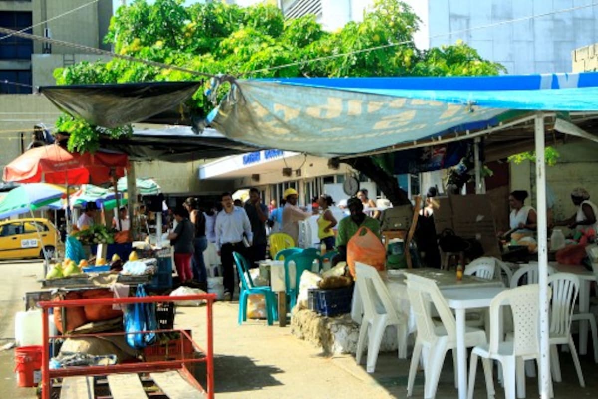 En la Plazoleta Olímpica del Centro Histórico hay 12 vendedoras de comida que tras 20 años de trabajo en este espacio público se niegan a recibir dinero para desmontar sus negocios y dicen que quieren que las reubiquen. JULIO CASTAÑO - EL UNIVERSAL