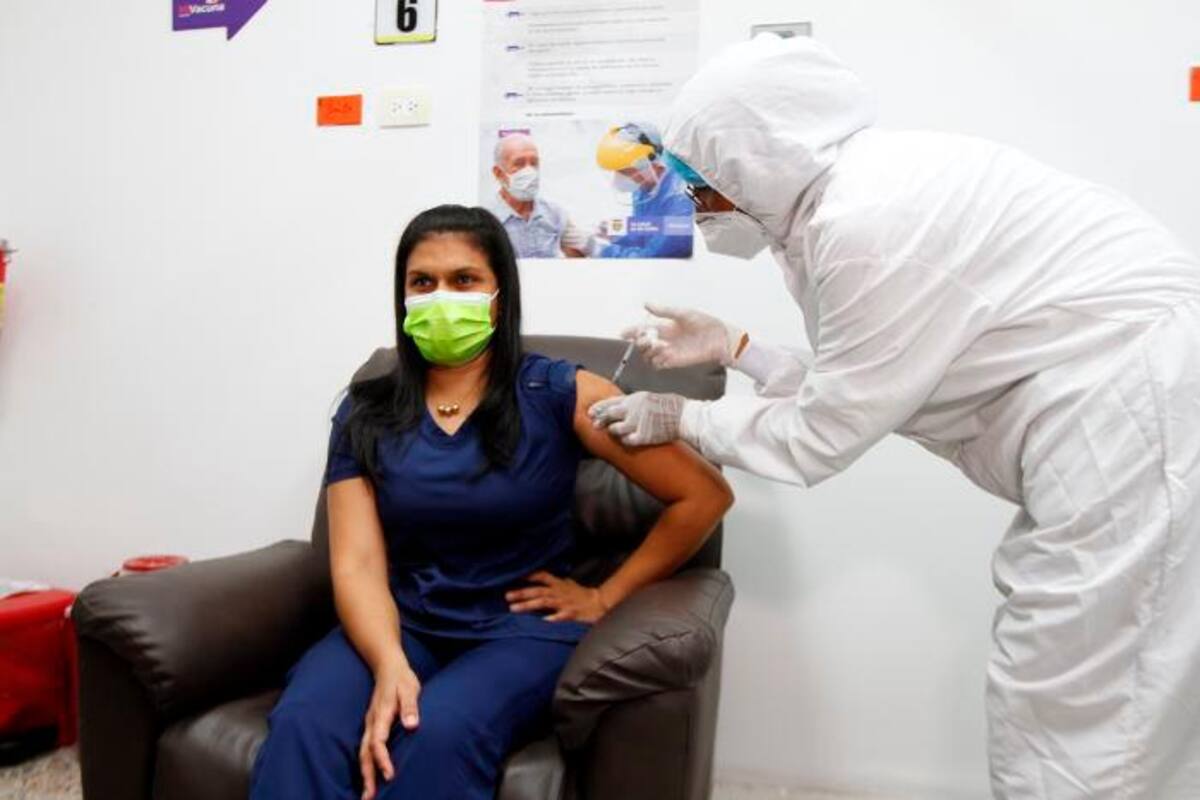 Así va la aplicación de vacunas a personal médico de Cartagena