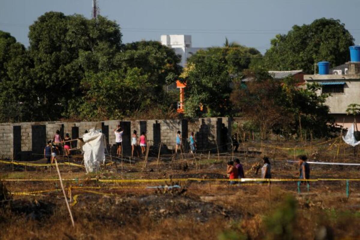 La gente que invadió el jueves salió pacíficamente del lugar. Dicen que el problema se formó con unos supuestos pandilleros que tiraron piedras a las autoridades. Luis Eduardo Herrán A.