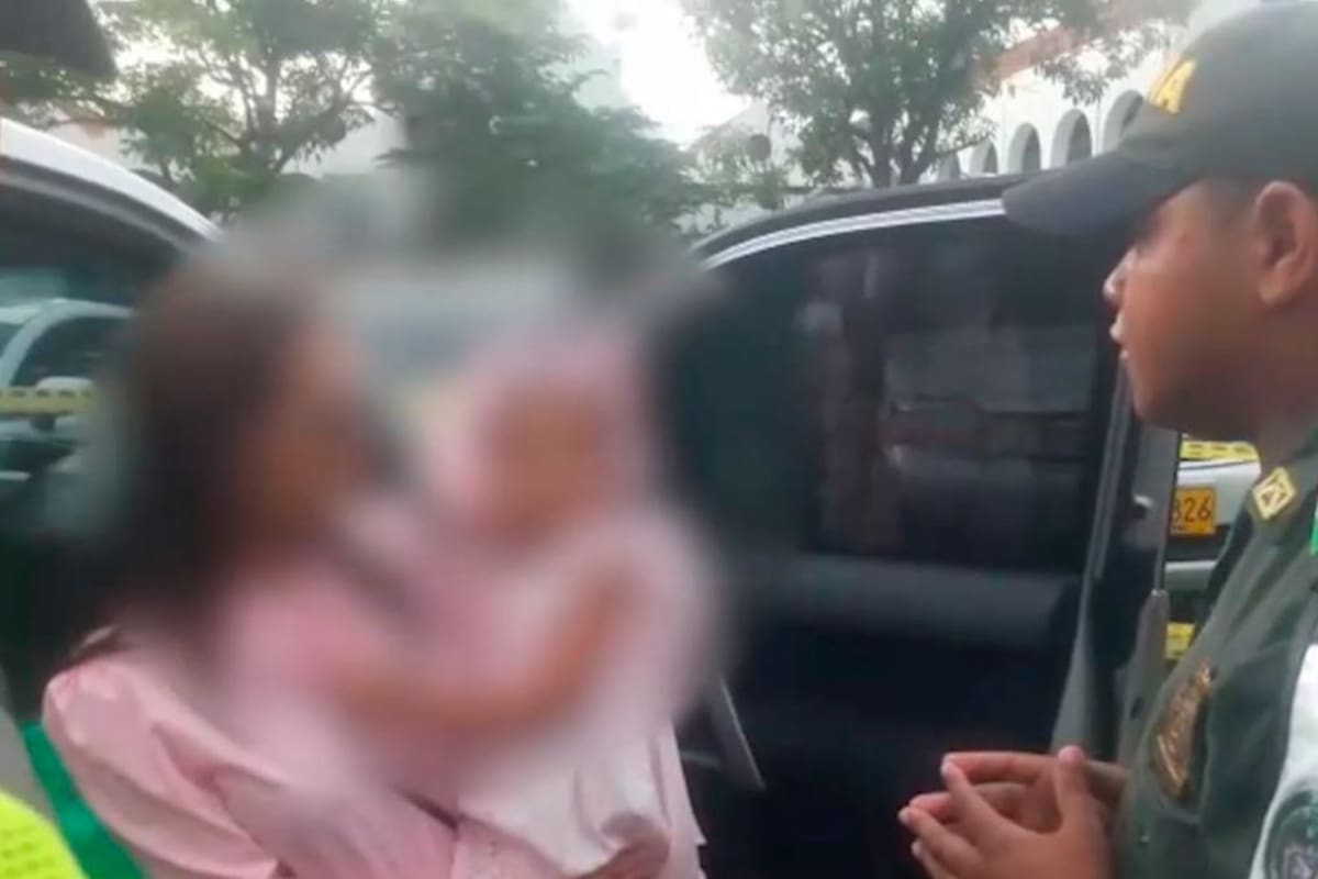 Madre que dejó a su bebé en un carro debe responder ante la Fiscalía
