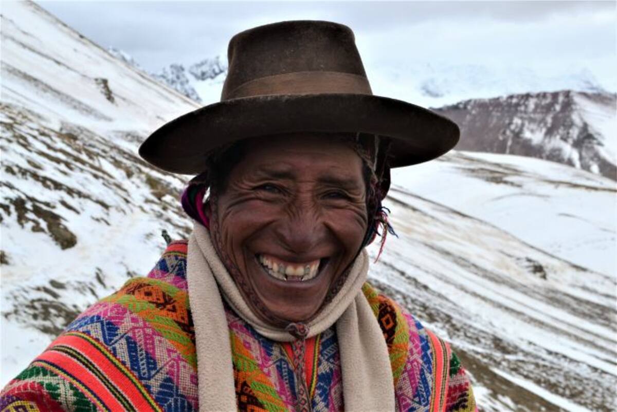 Nativo en la cima de la Montaña Vinicunca. LUIS C. PRADO