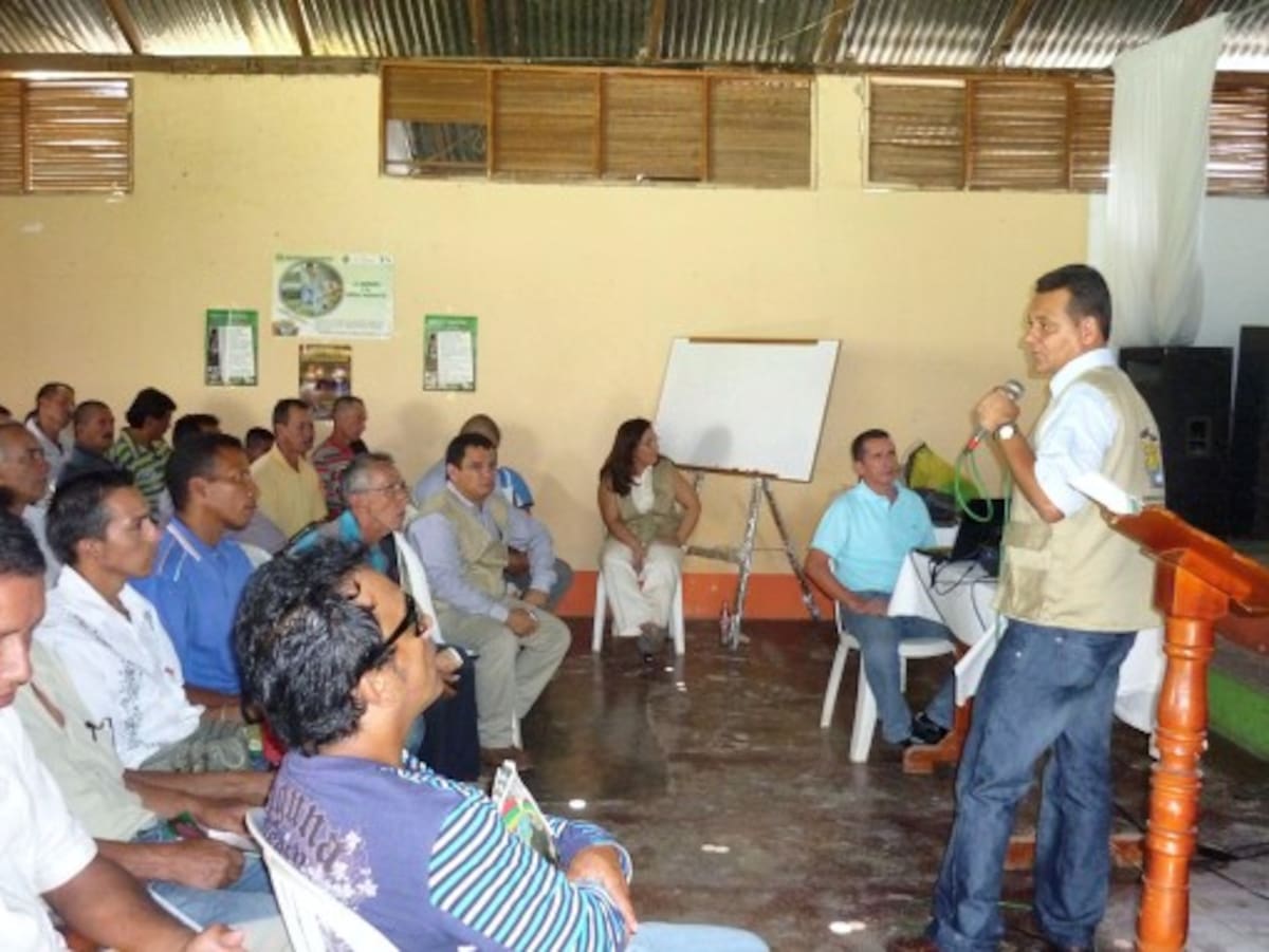 Eithel Gutiérrez, técnico operativo de la Secretaría de Minas, capacitó a los mineros de Simití en el marco de un ciclo de talleres programáticos. CORTESÍA