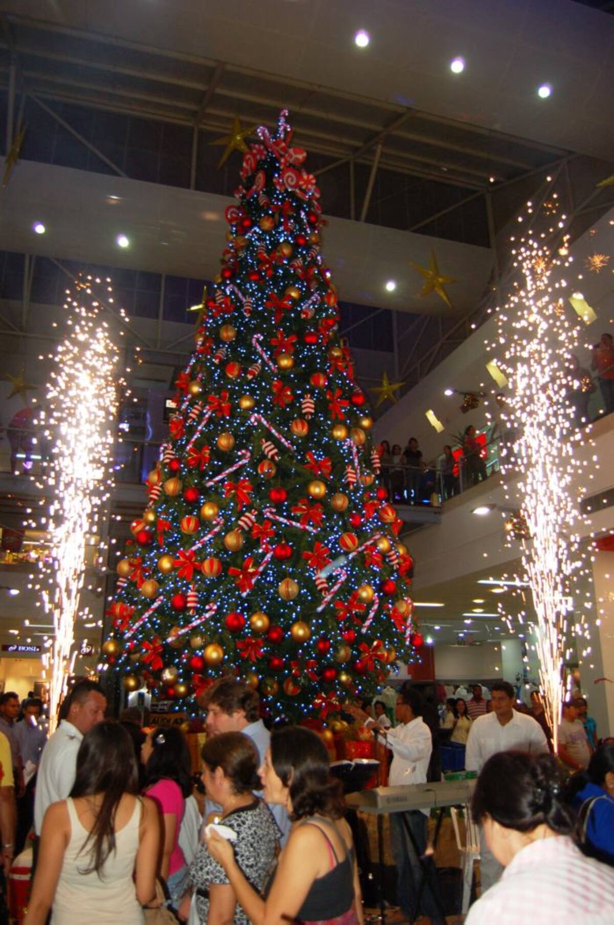 Con el encendido de las luces, Cribe Plaza le dio la bienvenida a la Navidad. CORTESÍA