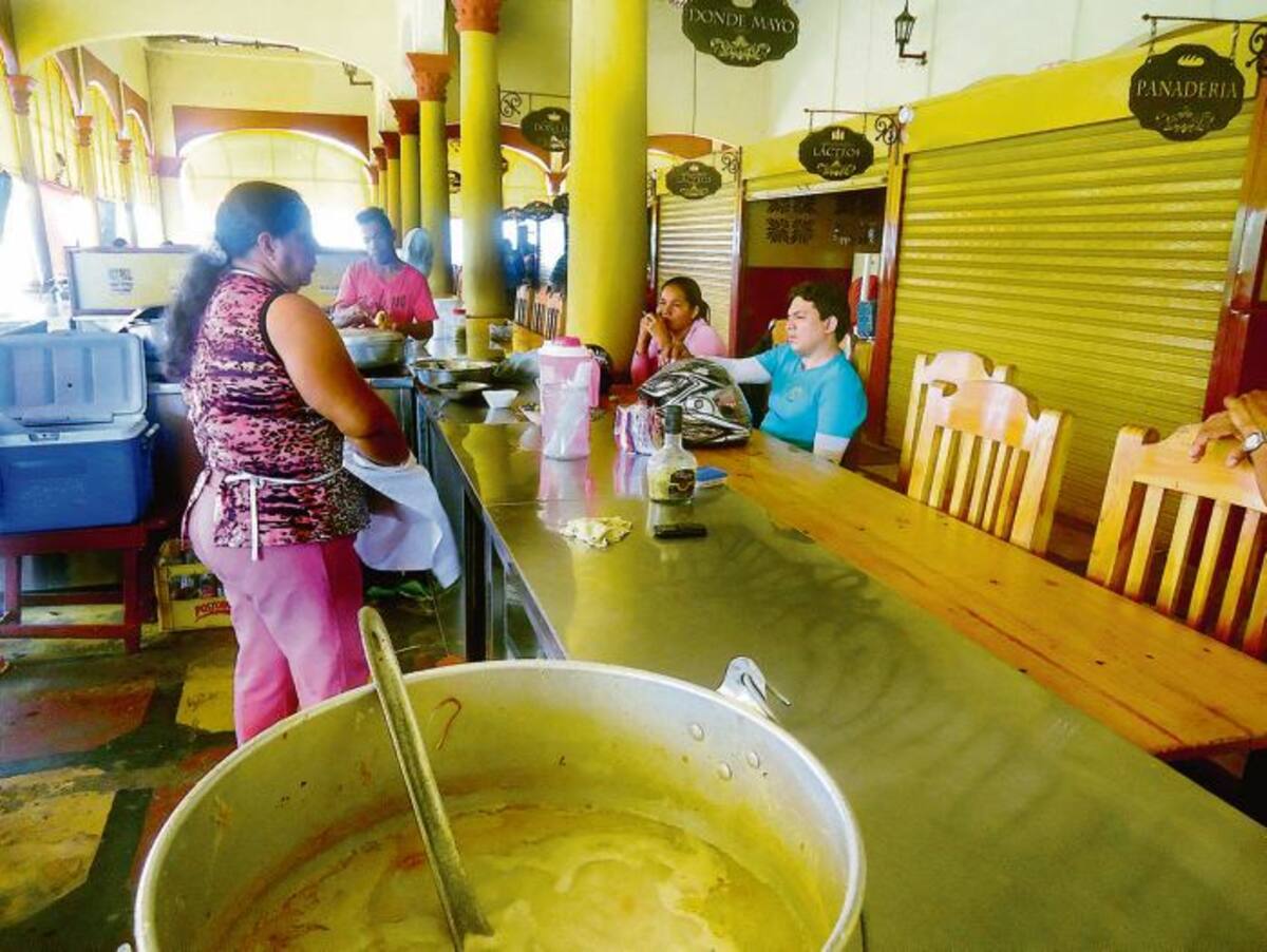 Los puestos para comensales del mercado de Lorica lucen solitarios. DEIBYS PALOMINO / CORTESÍA