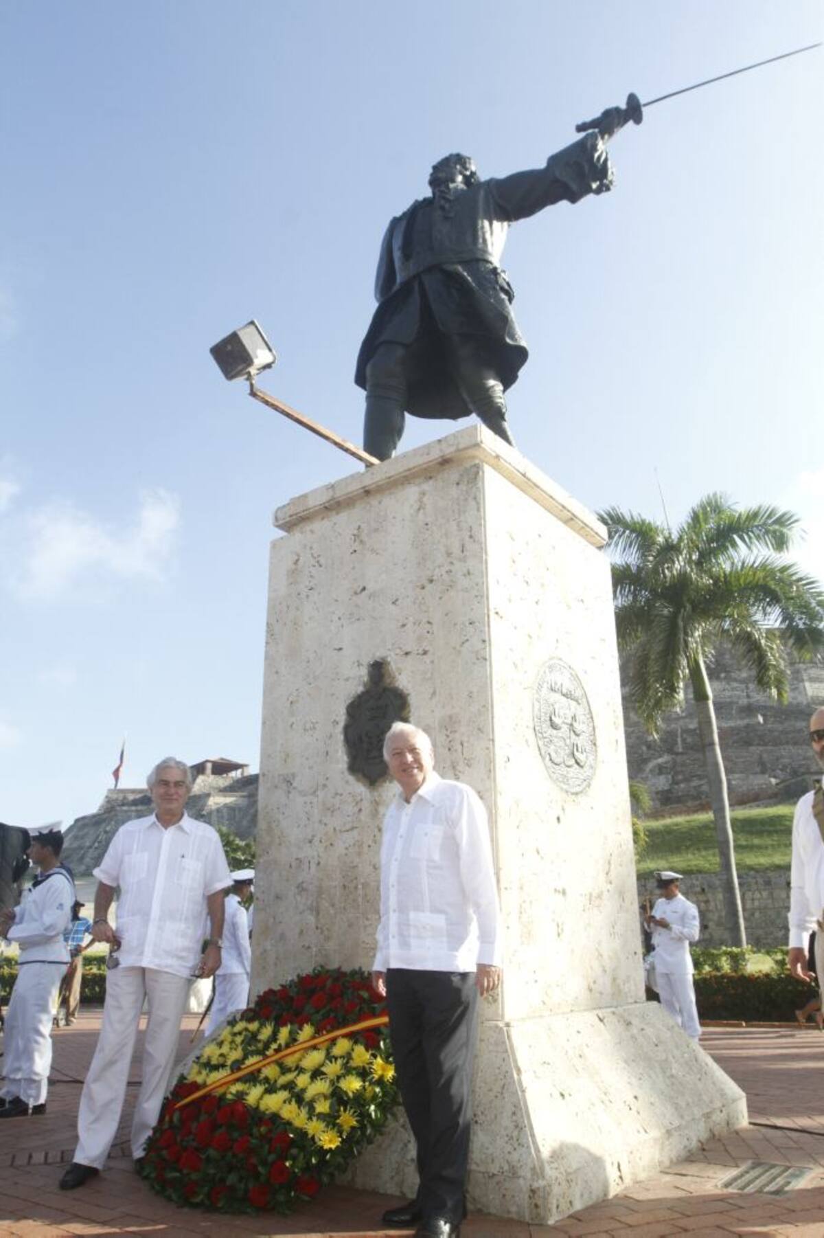 Ofrenda floral al almirante Blas de Lezo, el gran vencedor del intento de asalto a Cartagena por parte de los ingleses al mando de Vernon. JULIO CASTAÑO - EL UNIVERSAL
