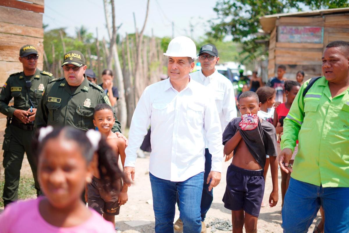 Alcalde visita obras de limpieza del canal Ricaurte en Olaya Herrera