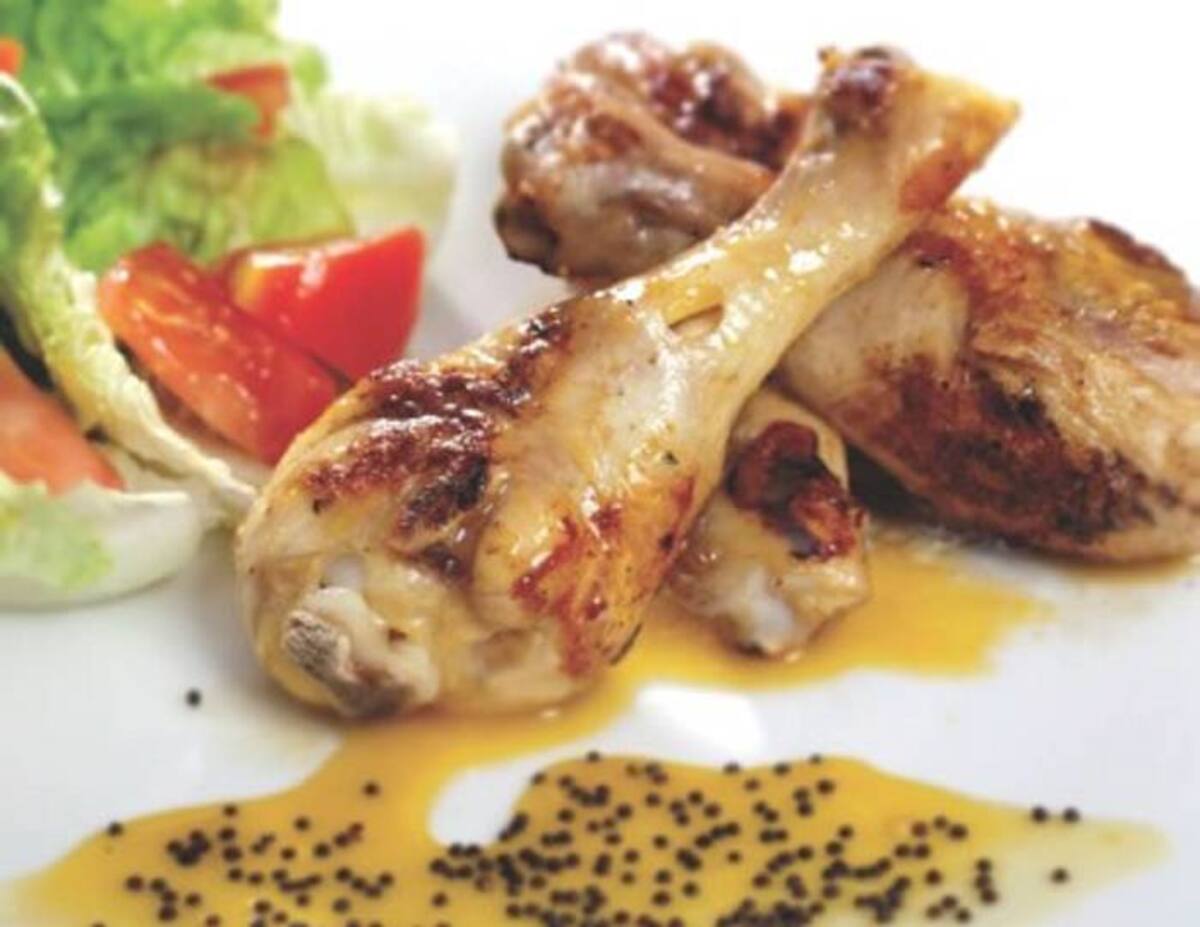 Presentaciónn del plato piernas de pollo miel mostaza