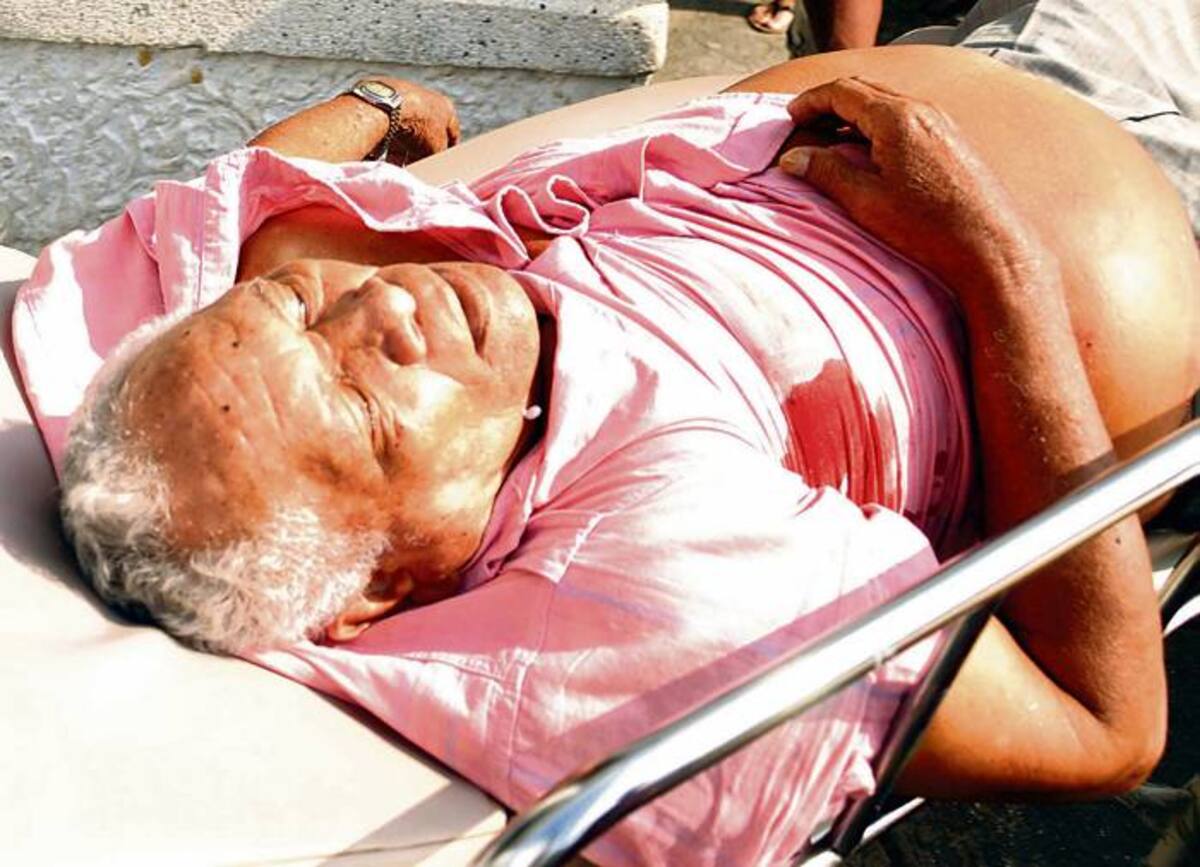 Roberto Buelvas en momentos en que era ingresado a urgencias del HUS.