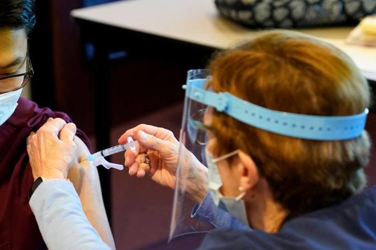 Enfermero de California contrae COVID días después de ser vacunado