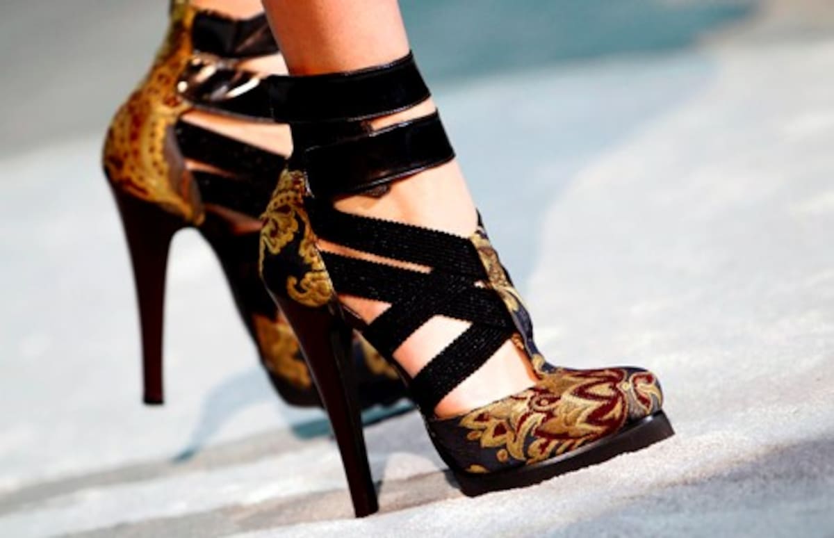 Sensualidad, lujo, extravagancia... El sello Cavalli no sólo se muestra en prendas de ropa. También en accesorios, zapatos y objetos de colección.