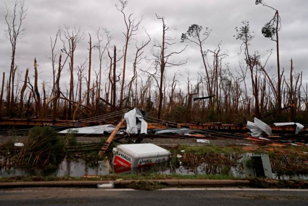 Michael, que avanza como huracán categoría 2 rumbo a Georgia, causó grandes inundaciones y destrucción de viviendas en una amplia zona costera del noroeste de Florida. AP
