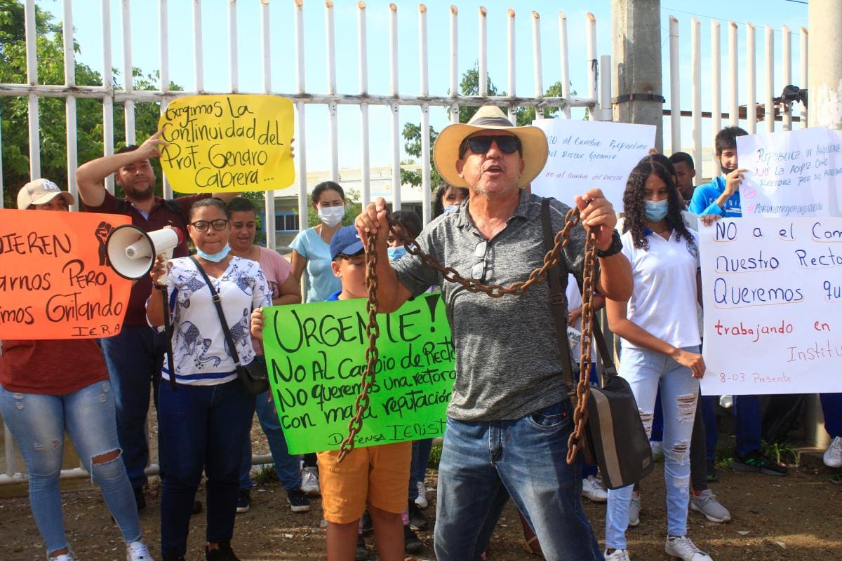 “Rechazamos el cambio de rector”: protesta en I. E. República de Argentina