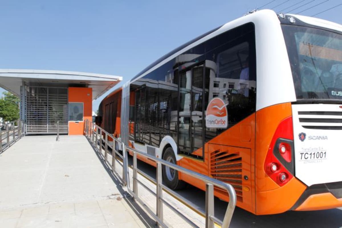 Hoy iniciaron los cambios viales en el Centro por el cierre de carriles de Transcaribe. Largas filas de carros y cartageneros caminando desde Chambacú, el panorama que se vio hoy en Cartagena. EL UNIVERSAL