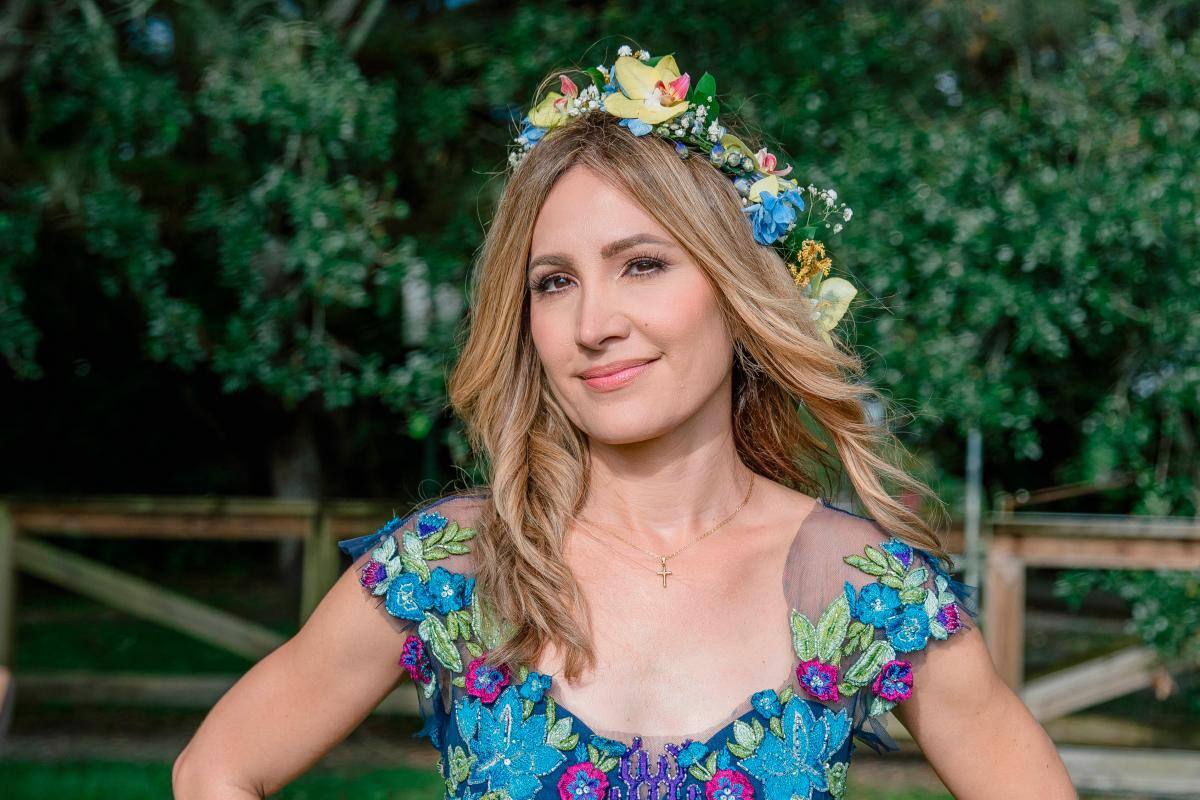 La cartagenera Angela Paniza presenta su canción ‘Resplandecer’