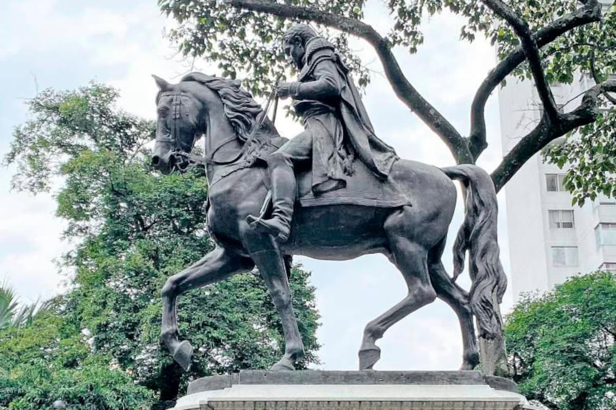 ¡El colmo! Usan la estatua de Bolívar para encaletar el ‘vicio’
