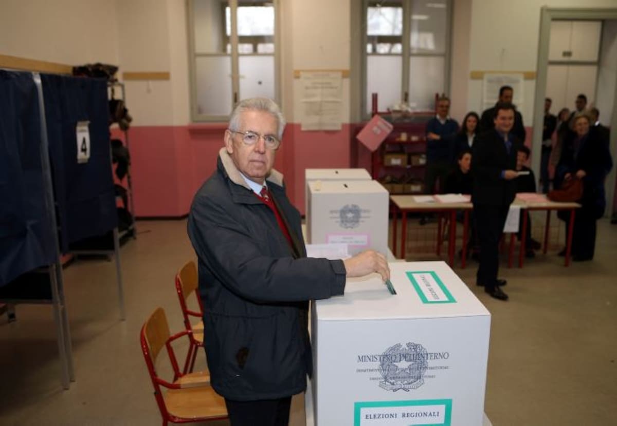En total, más de 47 millones de italianos están convocados a las urnas para las legislativas, 13 millones de los cuales votarán también en las regionales. AP Luca Bruno