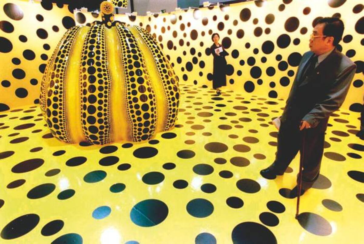 El local de Londres está inspirado en las grandes calabazas de Kusama, que son además una de las obras de arte más importantes de su firma. El naranja y el negro primarán en los lunares de esta tienda, muy adecuados para la temporada de Halloween.