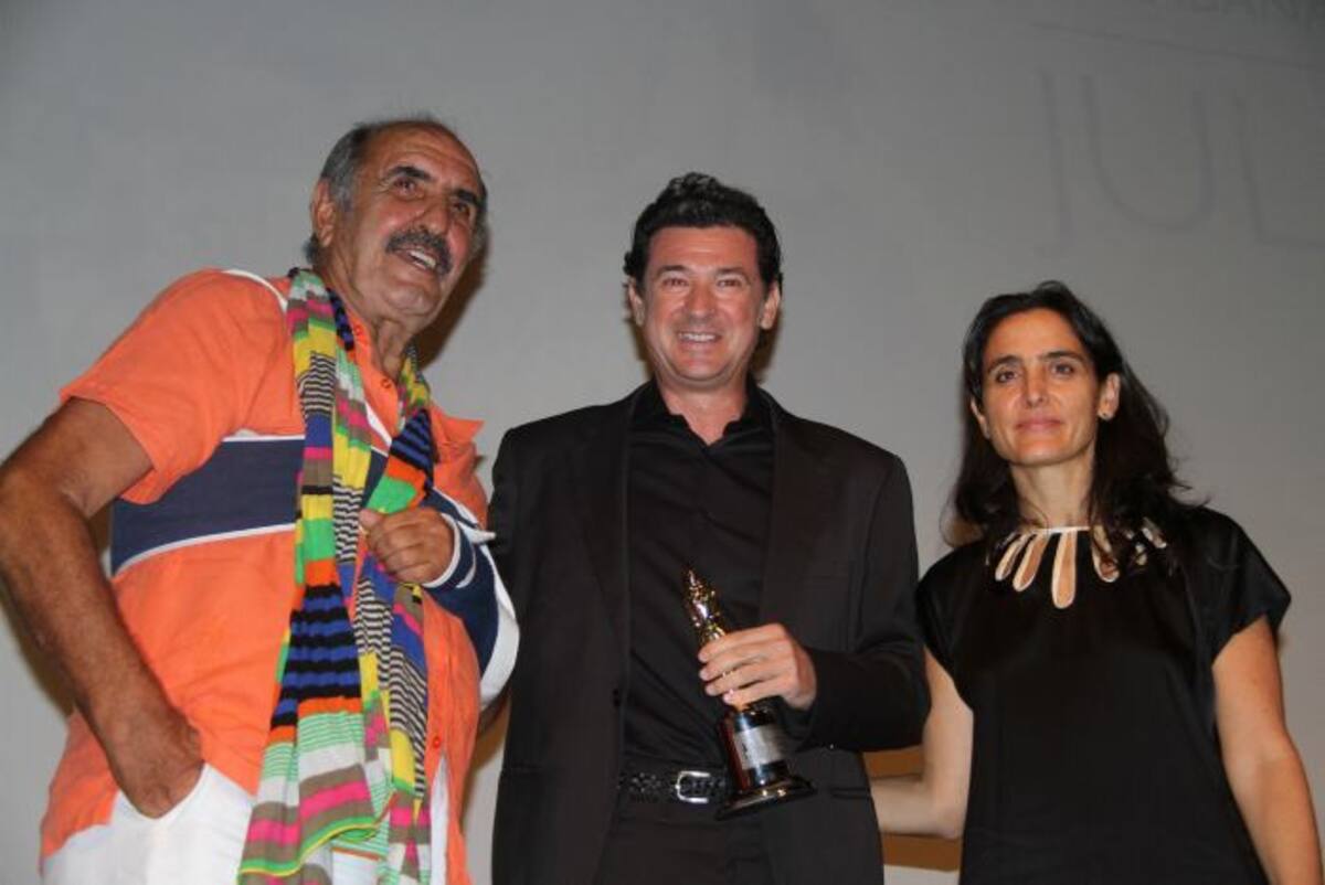 Tributo al director de cine español Julio Medem en el Festival de Cine de Cartagena, en las manos de Salvo Basile y Monika Wagenberg. Zenia Valdelamar /El Universal