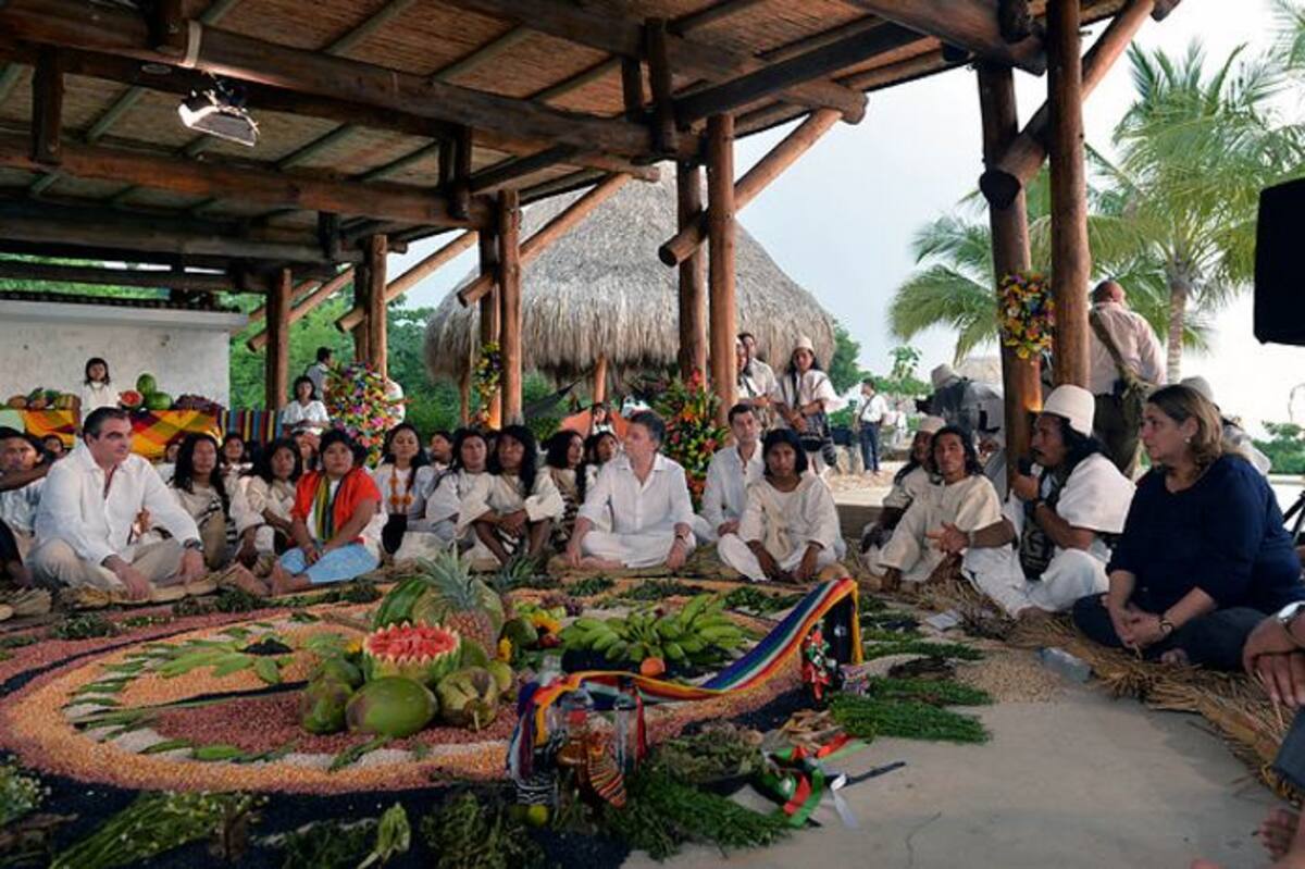 Encuentro del Presidente Juan Manuel Santos con organizaciones y autoridades indígenas, este sábado en Santa Marta, con motivo de la 'Conmemoración de la Memoria y las Naciones Originarias'. Presidencia de la República.