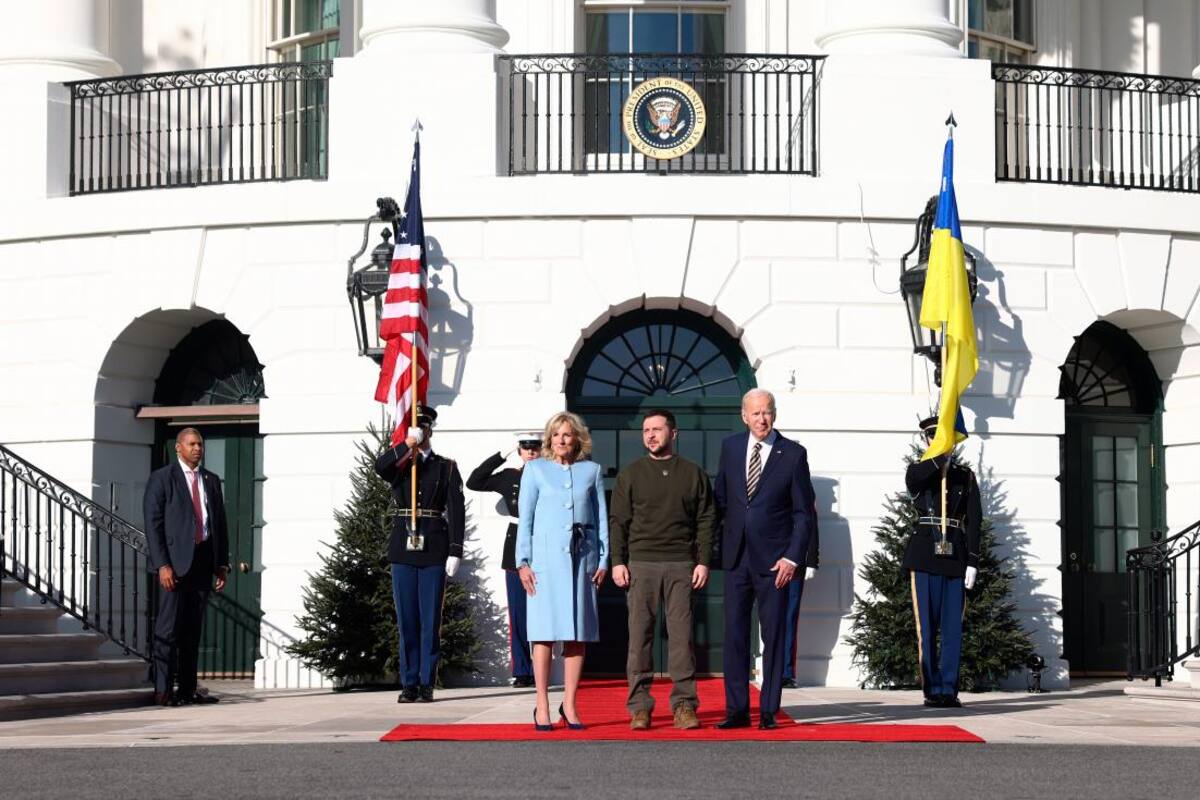 Biden pide una paz justa para Ucrania y Zelenski recuerda que la guerra sigue