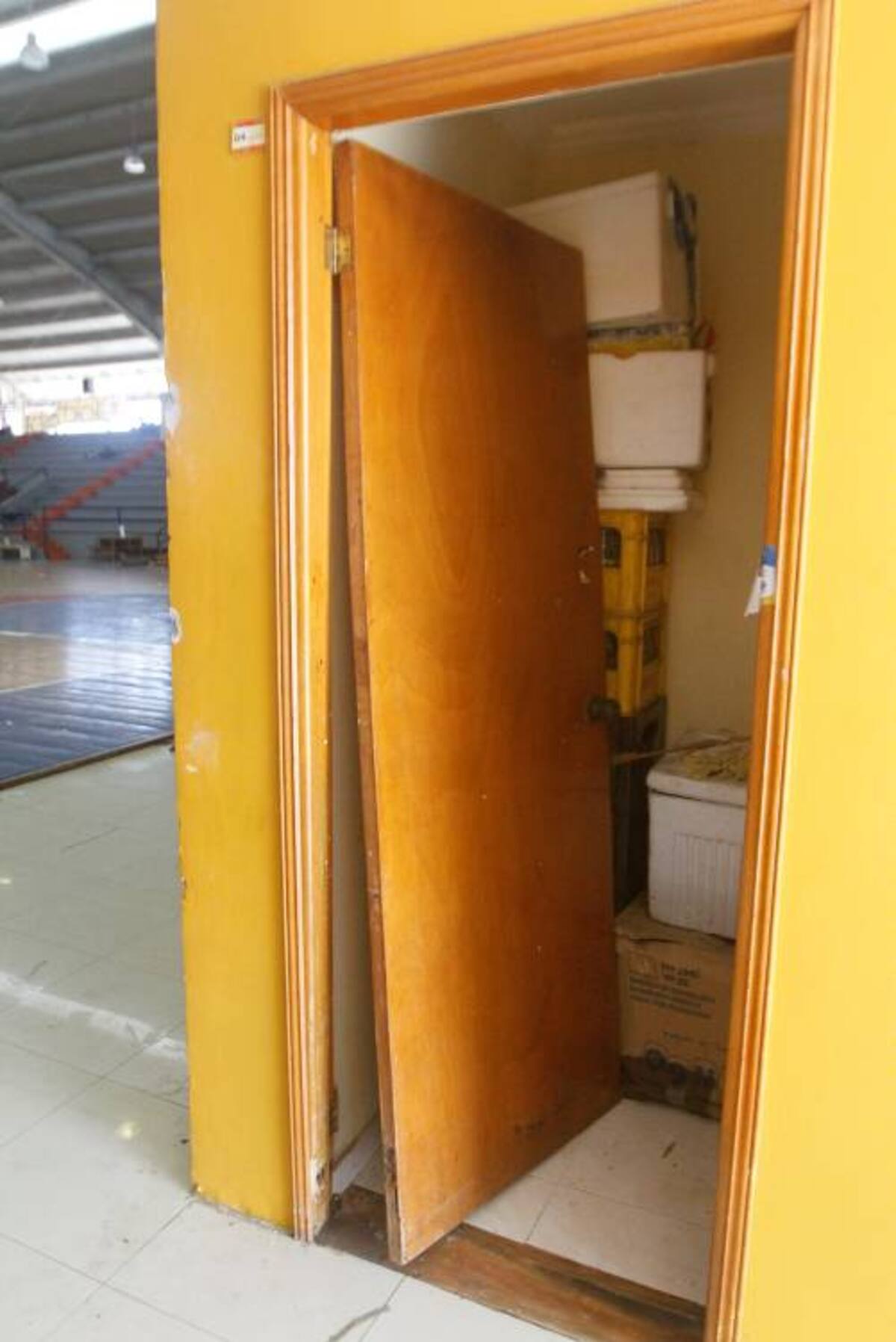 Esta fue una de las puertas dañadas durante los desórdenes en el Bernardo Caraballo. JULIO CASTAÑO BELTRÁN - EL UNIVERSAL