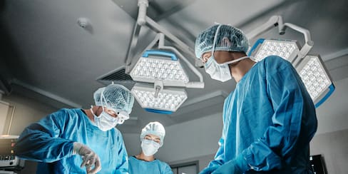 Médicos colombianos alertan por sueldos bajos y gestionan nueva organización