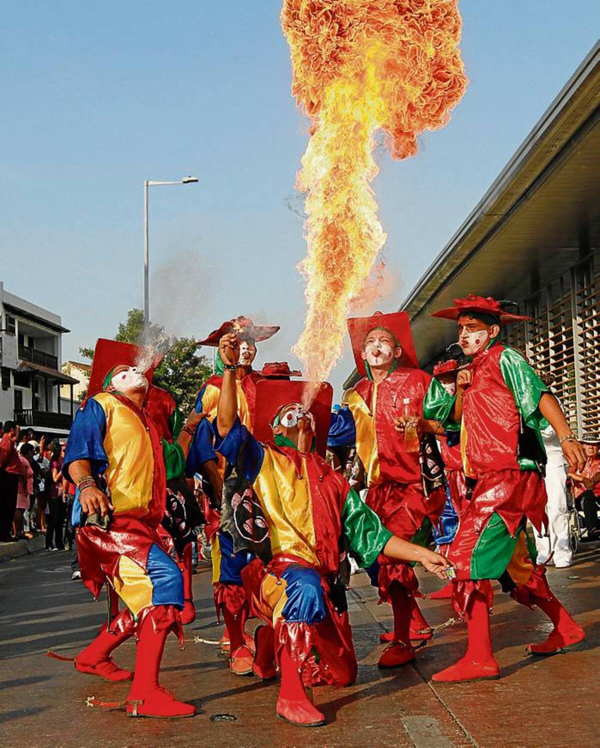 Espectáculos circenses con fuego hicieron parte del desfile.