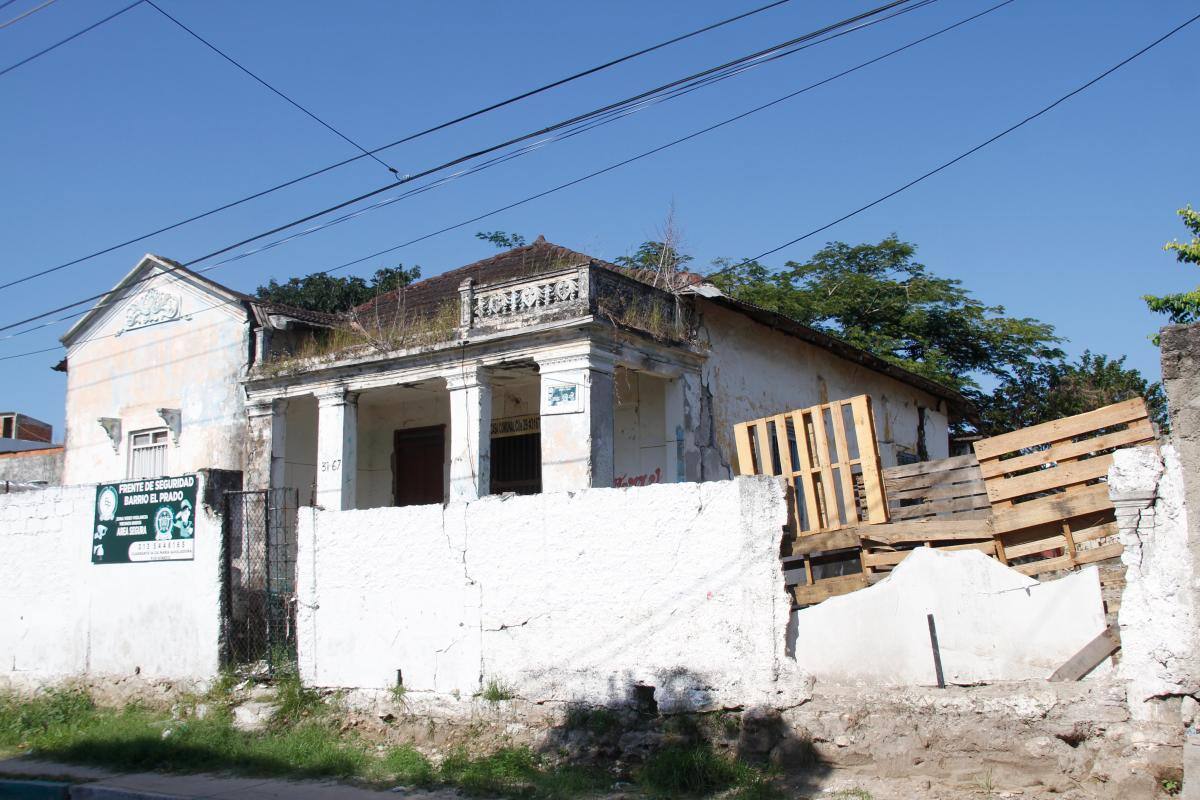 Esta es la casa comunal de El Prado, antigua y abandonada, donde se han encontrado los caracoles. //Foto: Luis Herrán.