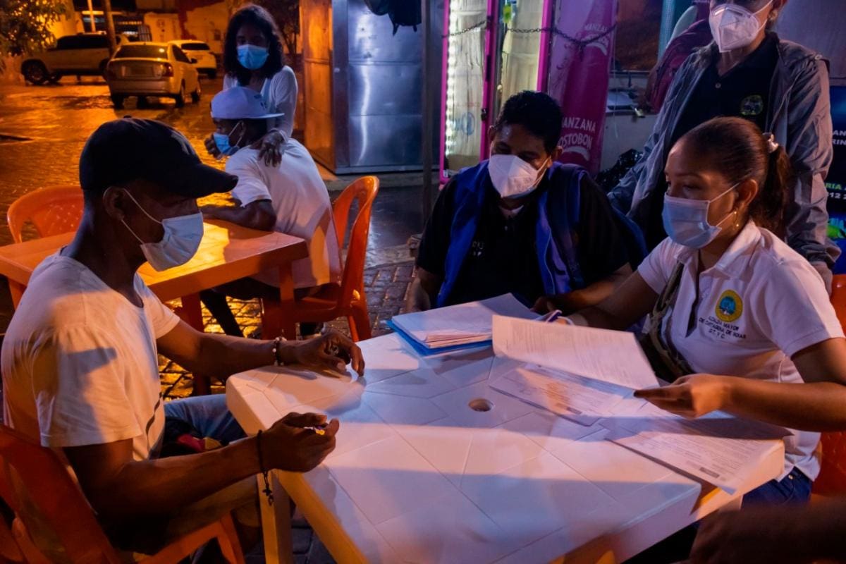 Avanza vacunación de habitantes de la calle contra COVID-19