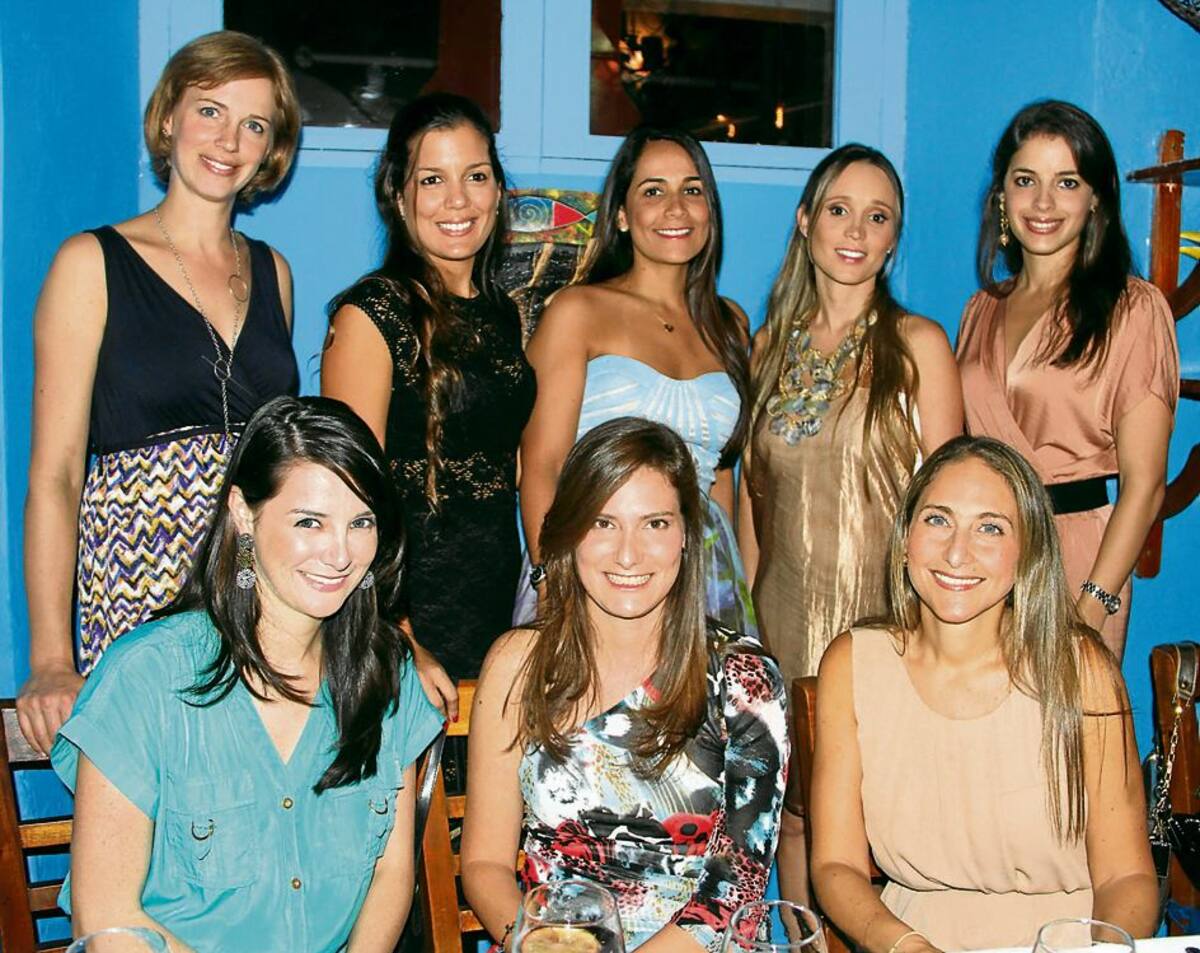 De pie: Sofía Lissbrant, María Carolina Alcocer; la agasajada, Valerie Lafaurie; Mary Abello y Margarita Del Castillo de Sarmiento; sentadas: Juliana Escalante, Paola Ahcar y Tatiana Kappaz. Zenia Valdelamar/El Universal/