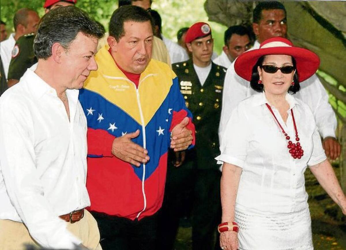 Encuentro de los presidentes Chávez y Santos en Santa Marta 2010, junto a Zarita Abelló. COLPRENSA