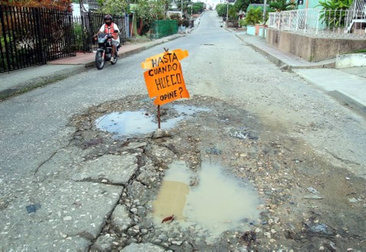 Un enorme hueco en la cuarta calle del barrio 20 de Julio de Sincelejo (calle 16B), está ocasionando incomodidad entre los habitantes de ese sector. Más aún cuando por culpa de un lavautos la calle permanece mojada, formándose charcos. Para llamar la atención de la Administración Municipal colocaron un llamativo aviso en lo que han denominado el “cráter” 20 de Julio.