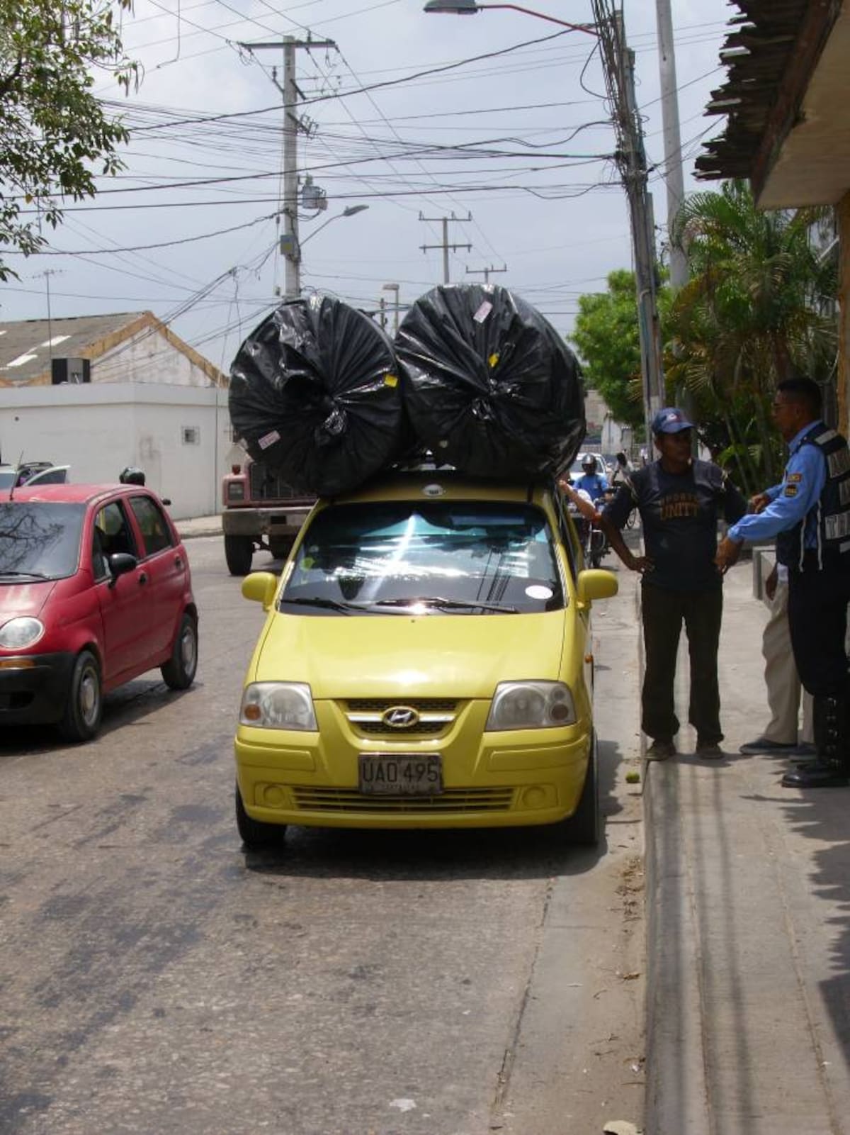 Agentes del DATT detuvieron al taxi de placas UAO-495 de Cartagena que circulaba el martes por las calles del barrio Manga con una carga desproporcional, no siendo un vehículo acondicionado para este tipo de carga. El conductor fue multado y obligado a dejar la carga. Cortesía