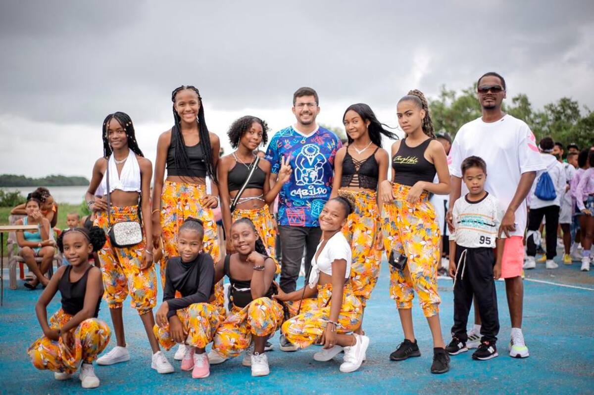 Iván Sanes, director de Icultur, junto a niñas bailarinas de hip hop. // Foto: cortesía.