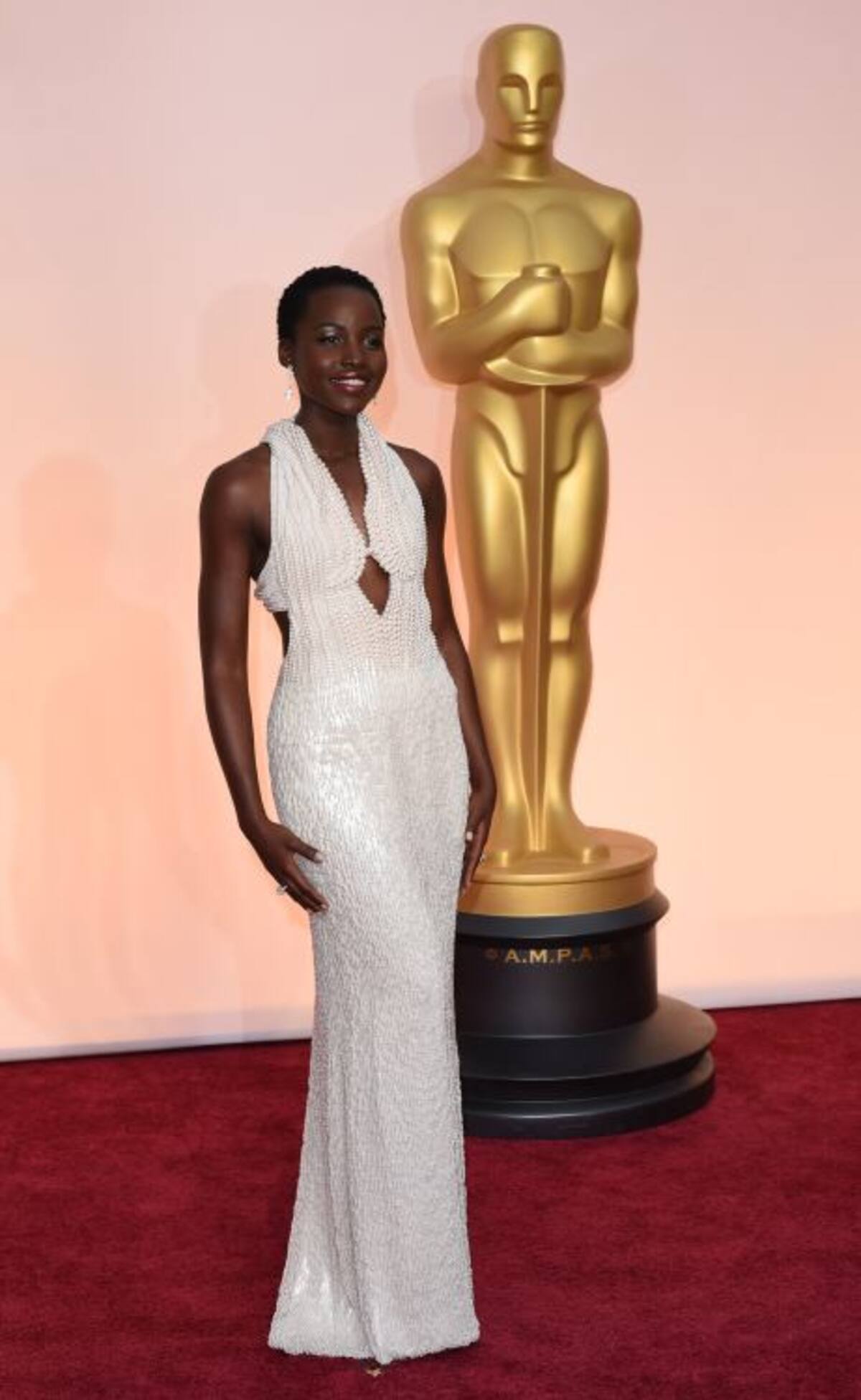 Lupita luciendo su fastuoso vestido de 6.000 perlas. AFP MARK RALSTON
