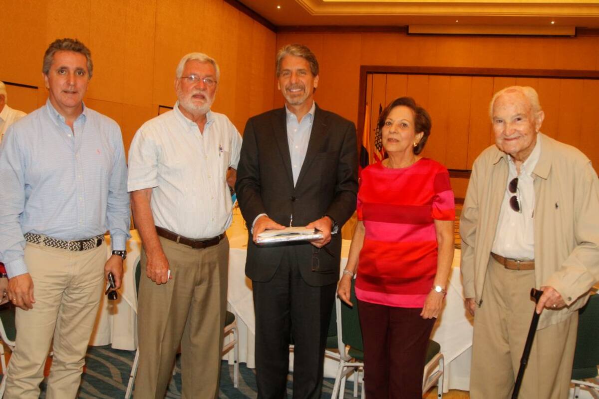 Francisco Montoya, Lee Miles; el embajador, Kevin Whitaker; la directora de la Cámara, Diana Alemán de Lequerica y Alberto Araújo.