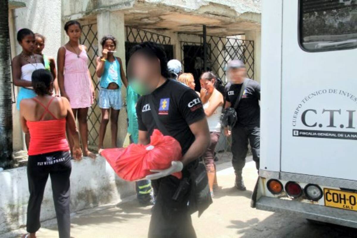 Esta foto captada en exclusiva por El Universal muestra el momento en que la bebé de dos meses era sacada del CAP de El Pozón por personal del Cuerpo Técnico de Investigaciones (CTI) de la Fiscalía. La menor murió hacia la 7:45 de la mañana y fue llevada al mediodía a Medicina Legal. ÓSCAR DÍAZ - EL UNIVERSAL