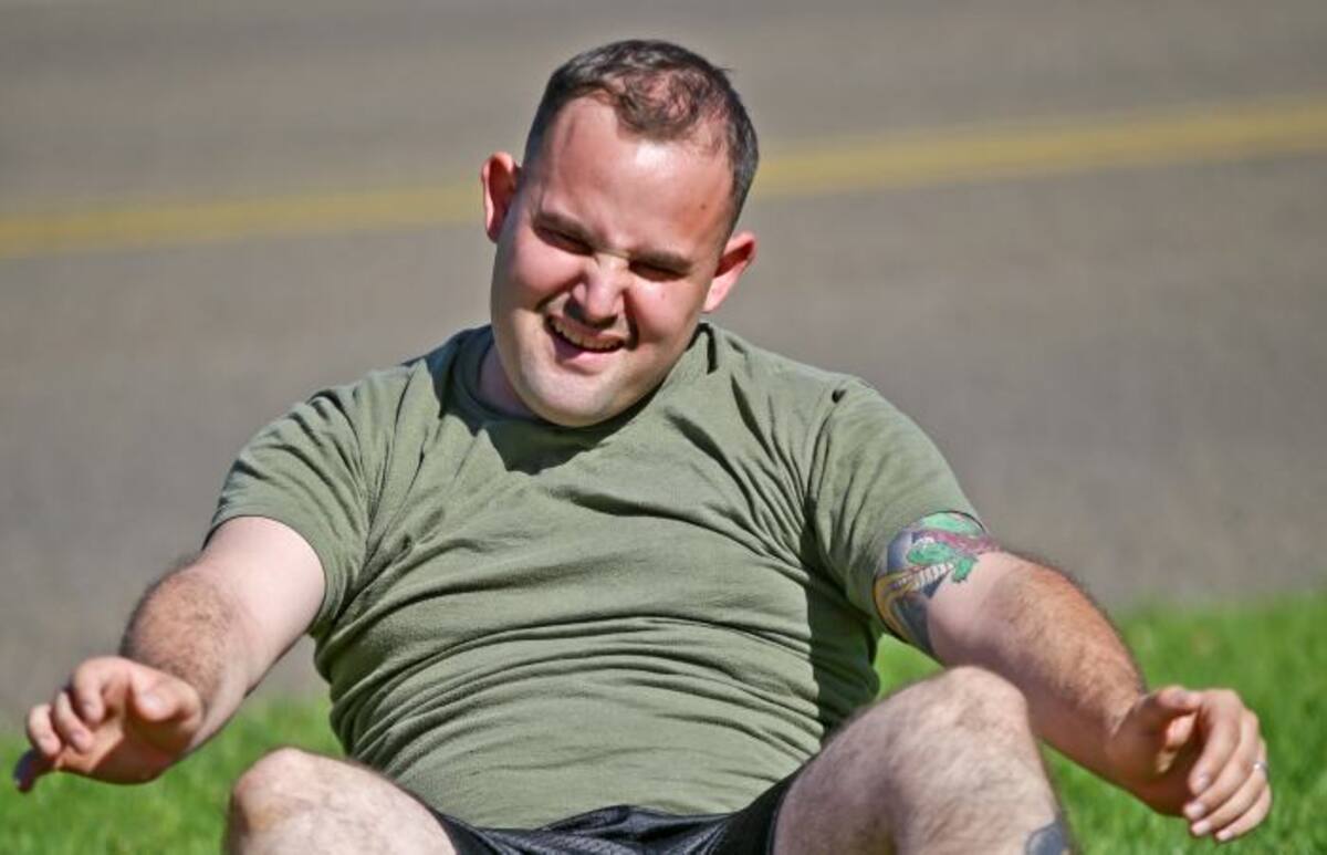 Miembro del servicio con sobrepeso que no superó la llamada "prueba de la cinta" luchas haciendo abdominales durante un entrenamiento. AP Lenny Ignelzi