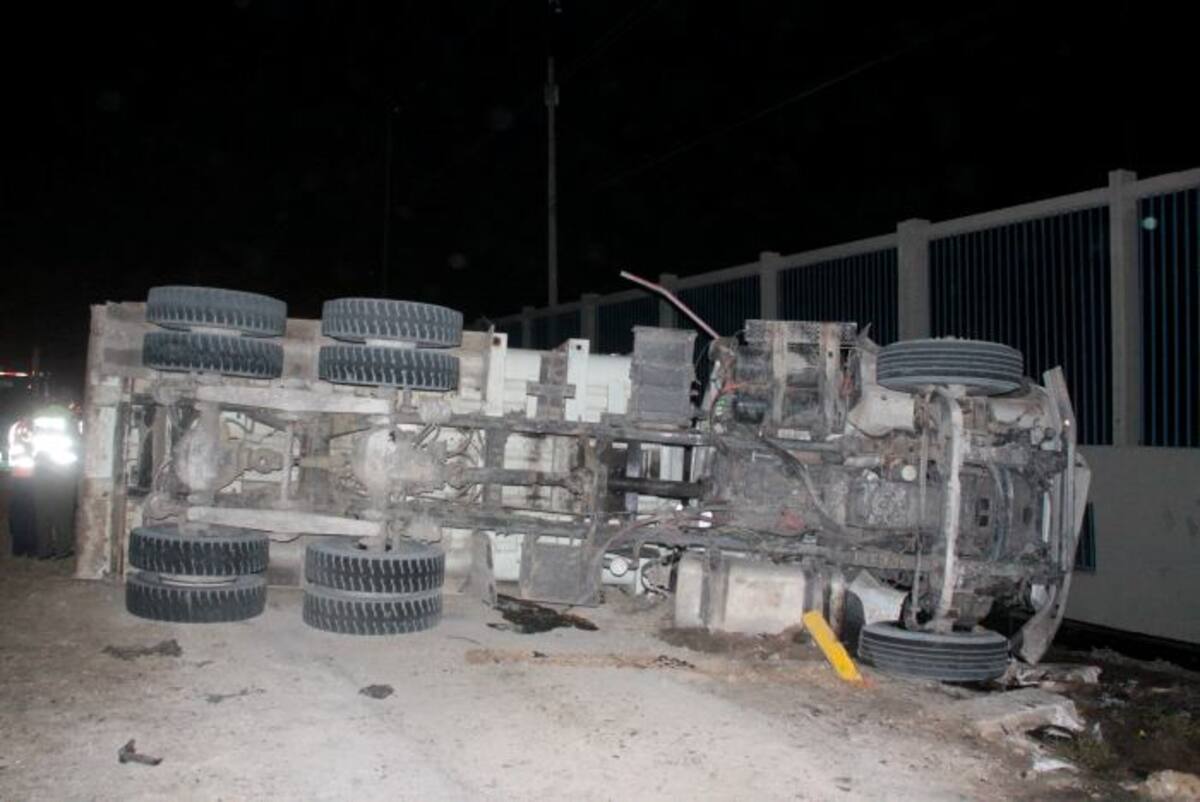 El camión doble troque de de placas THY 783 de Funza, terminó volcado a un costado de la Vía Mamonal. Nayib Gaviria Amador
