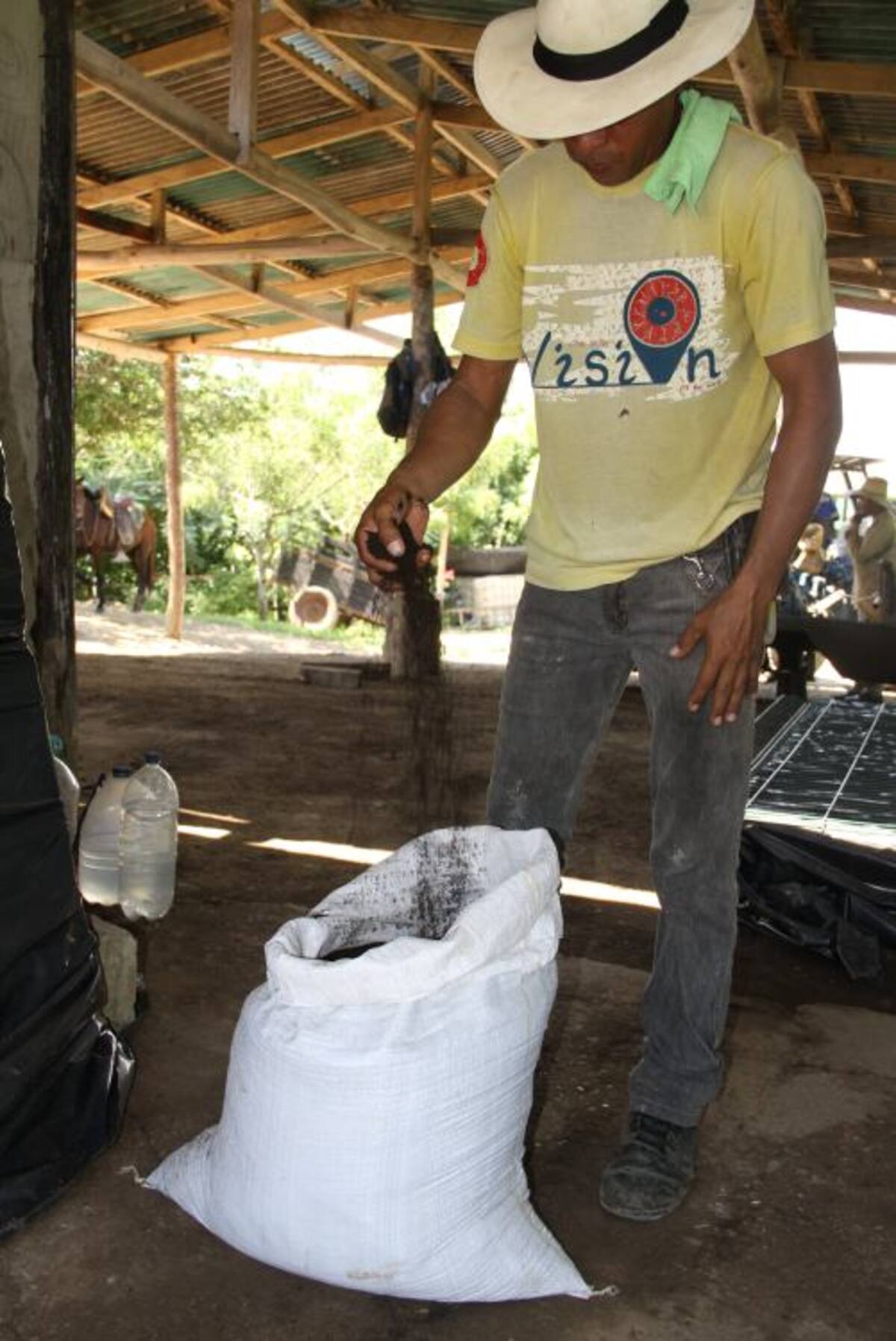 Estiércol de ganado y lombrices californianas, las materias primas para la producción del abono orgánico. HFA-El Universal.