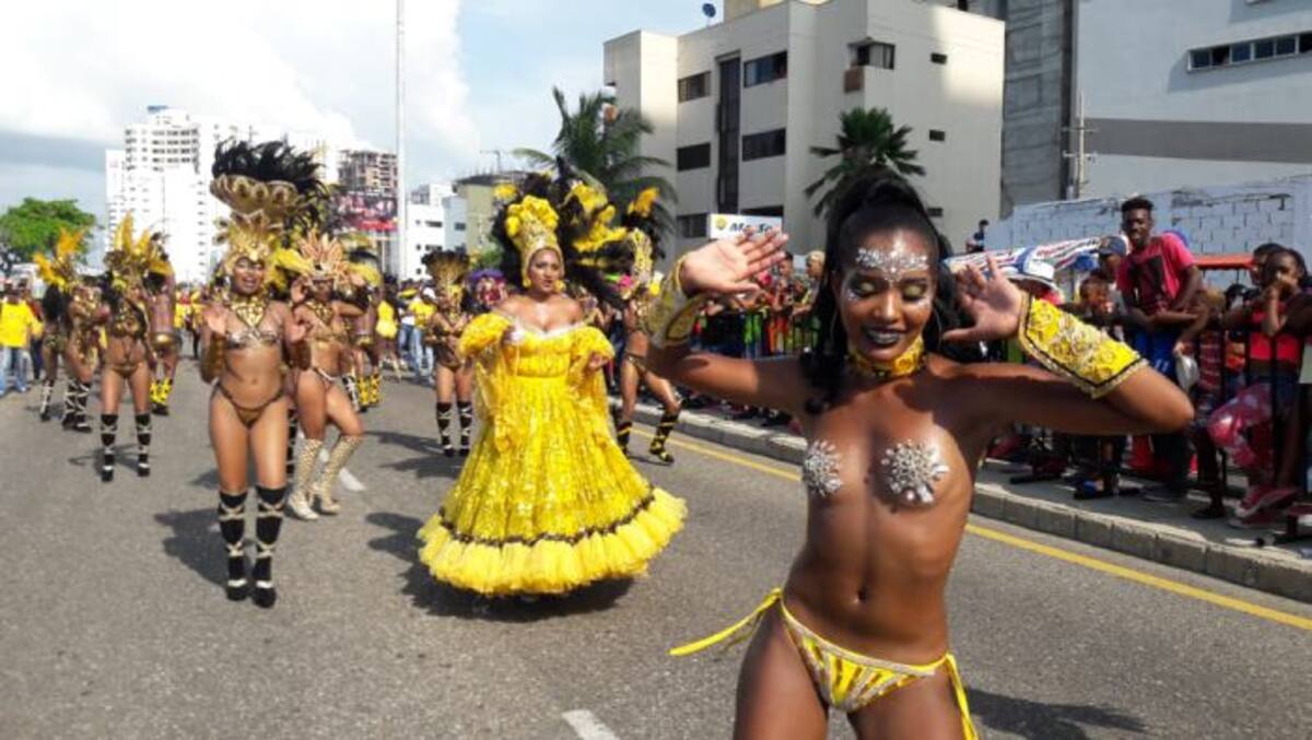 Las comparsas engalanan el desfile de Independencia. Óscar Diaz - El Universal.