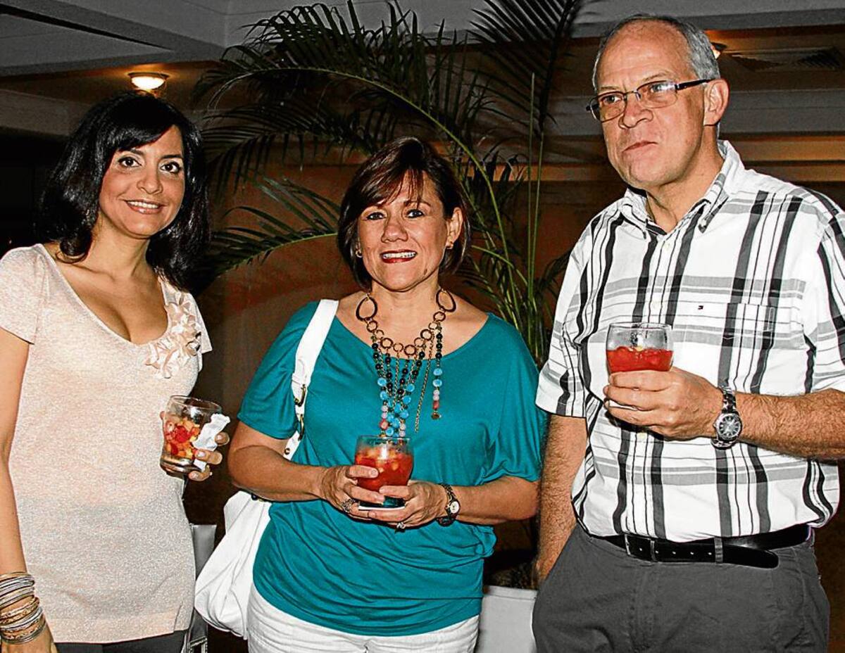 Amira Char, María Consuelo Gómez y Rafael Rey.